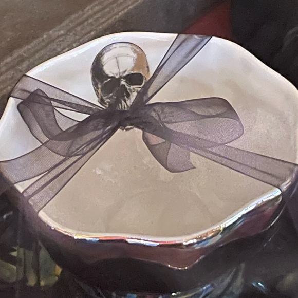 PARK CHATEAU NEW Skull Teacup & Saucer Set Black Iridescent & White W/Gold Trim - Picture 5 of 9